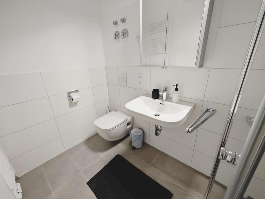Ticasa Black-Zentral-Outlet-Aufzug-Stylisch-Unique Metzingen  Bagian luar foto