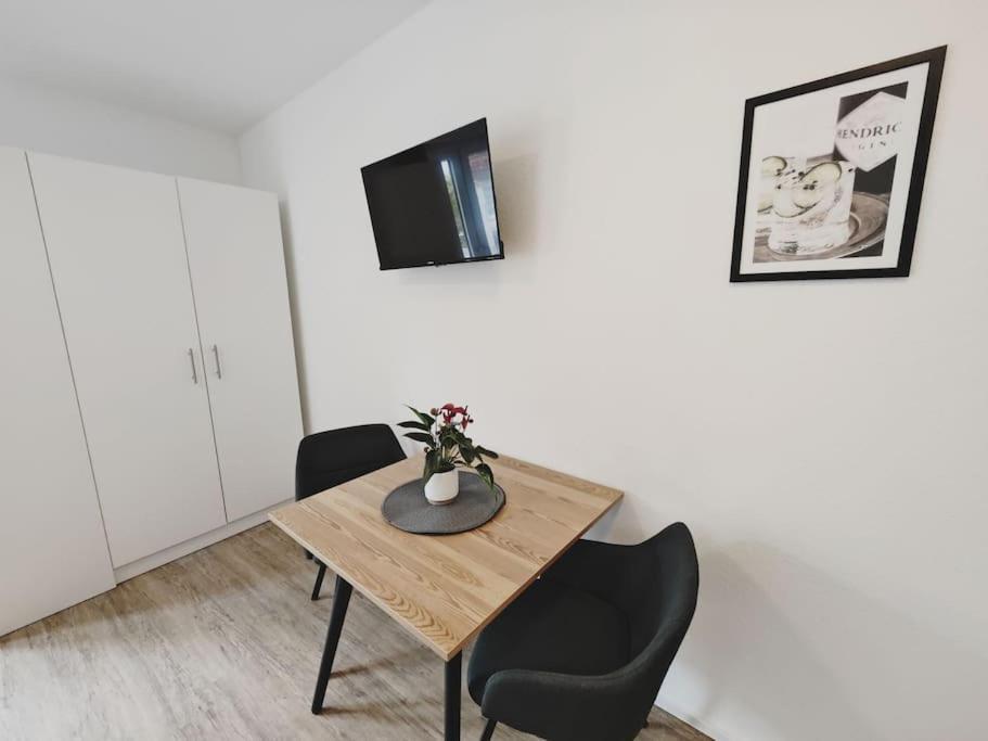 Ticasa Black-Zentral-Outlet-Aufzug-Stylisch-Unique Metzingen  Bagian luar foto
